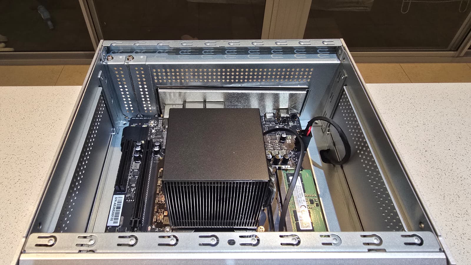 CPU 쿨러, DDR5 메모리, NVMe 및 PCIe 확장 슬롯이 보이는 ZimaCube 2 내부