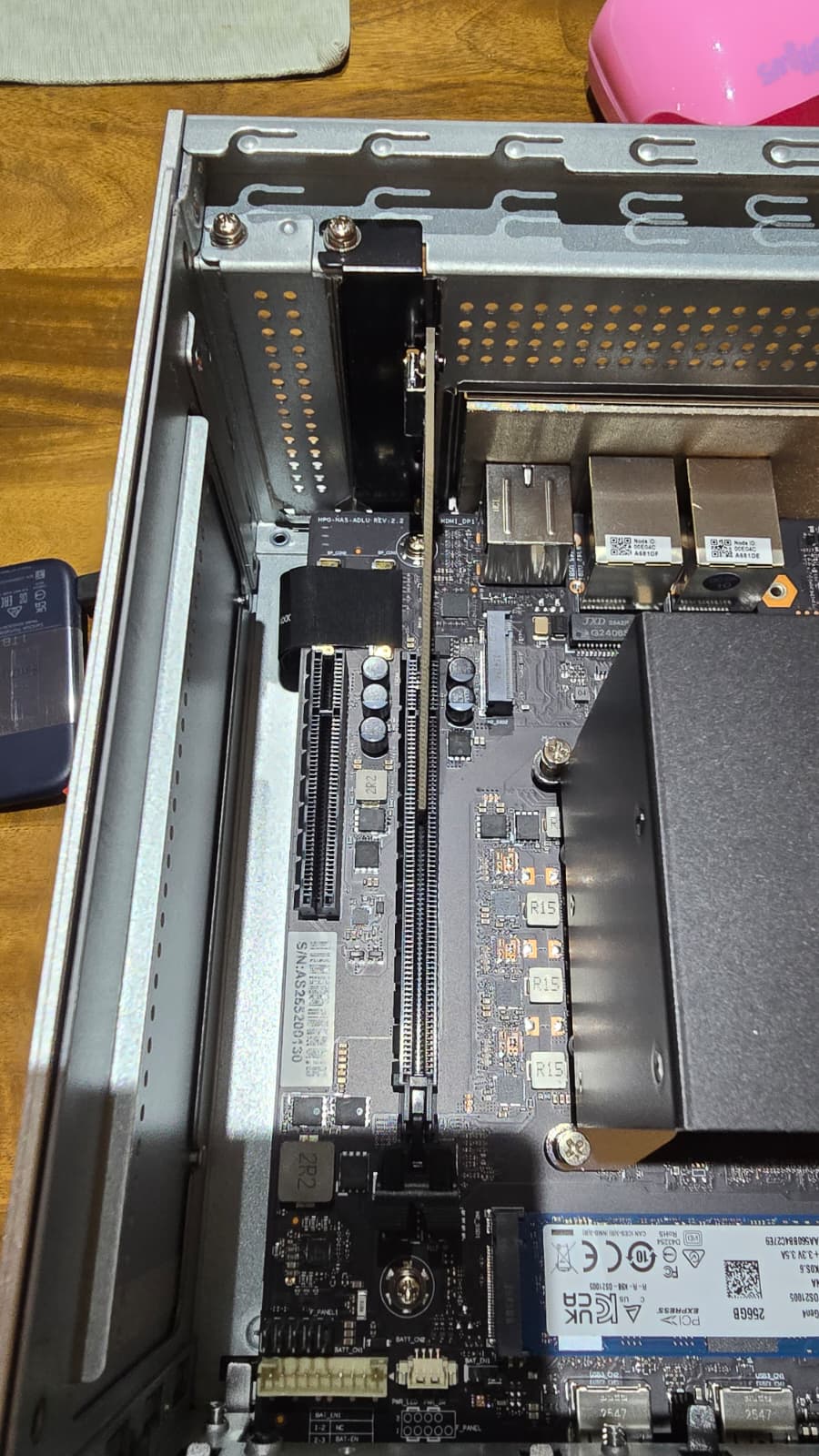 ted-knight의 4-NVMe ZFS 풀을 위해 ZimaCube 2에 설치한 OCuLink PCIe 어댑터
